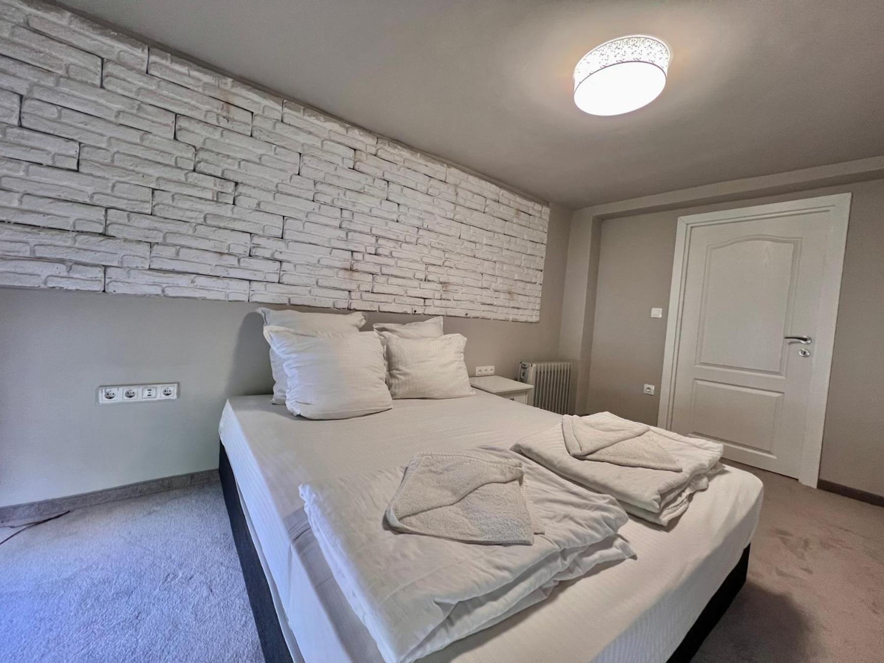 BED&BOOK hostel Warna Exterior foto
