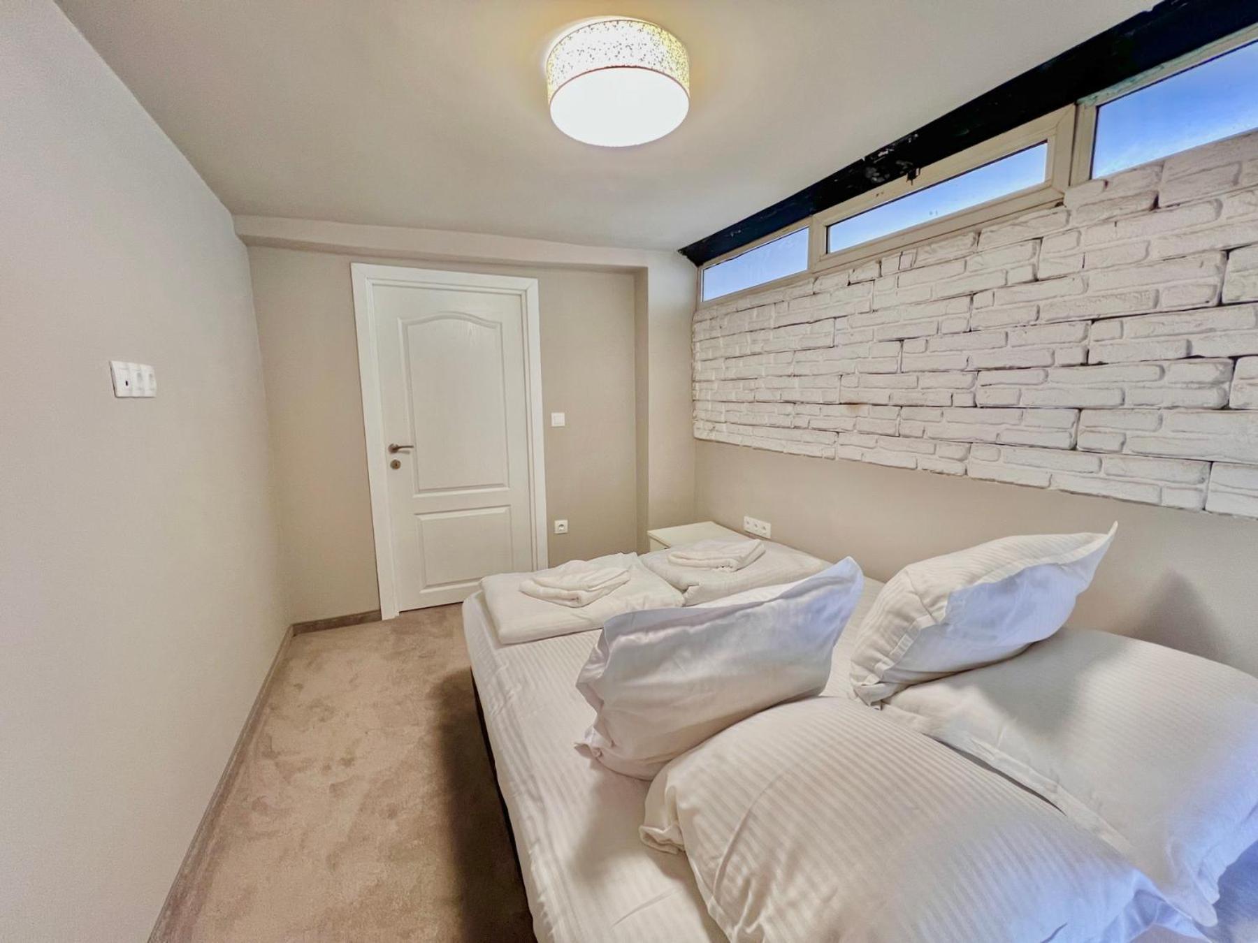 BED&BOOK hostel Warna Exterior foto